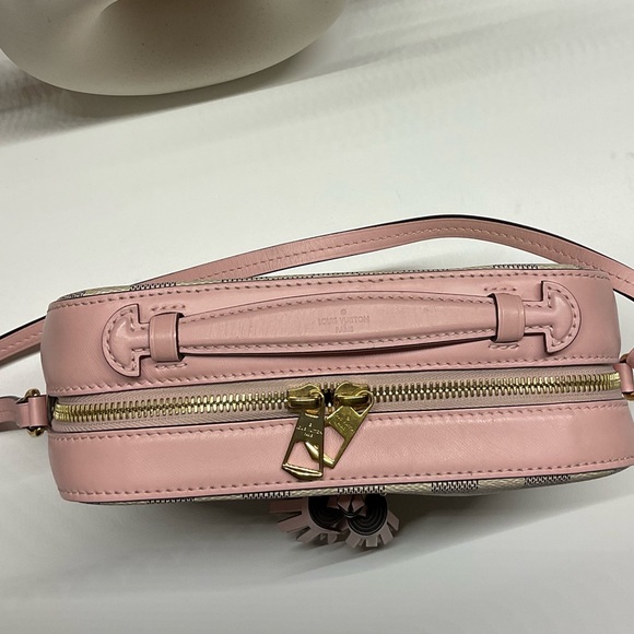 Crossbody bag in good condition. Has plenty of space inside. - Picture 4 of 5